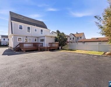 304 Delawanna - Photo Thumbnail 10