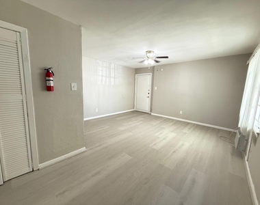 2501 Yoakum Boulevard - Photo Thumbnail 16