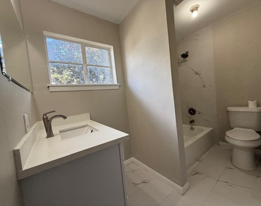 2501 Yoakum Boulevard - Photo Thumbnail 10