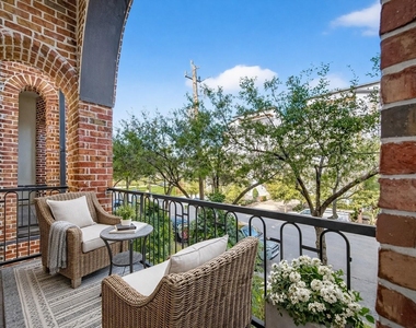 705 Delano Street - Photo Thumbnail 6
