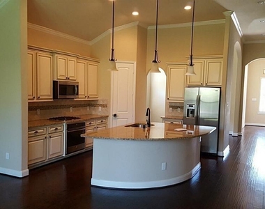 122 Colton Court - Photo Thumbnail 2