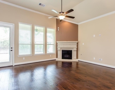 122 Colton Court - Photo Thumbnail 4