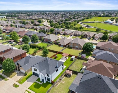 7704 Labrador Drive - Photo Thumbnail 3