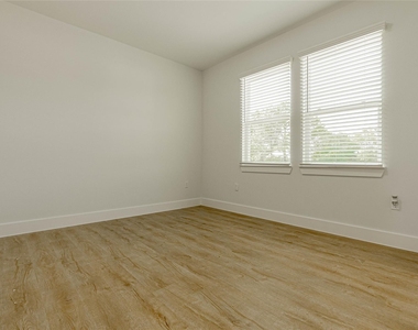 6006 Jerrycrest Drive - Photo Thumbnail 5