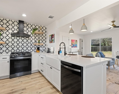 6104 Reicher Drive - Photo Thumbnail 10