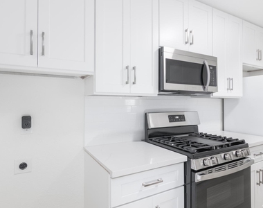 1009 Cedar Street - Photo Thumbnail 6