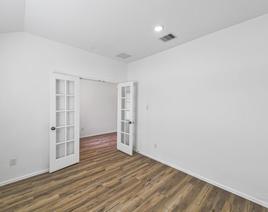 3718 Shadow Crest Lane - Photo Thumbnail 6