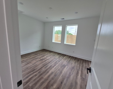 3213 St Emanuel Streets - Photo Thumbnail 7