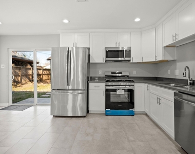 5123 Ridgeway Drive - Photo Thumbnail 6