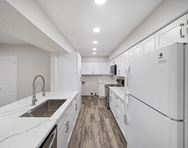 357 N Post Oak Lane - Photo Thumbnail 5