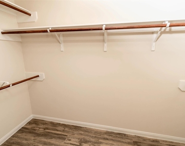 822 Desoto Drive - Photo Thumbnail 4