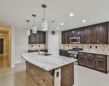 7718 Shavano Lane - Photo Thumbnail 9