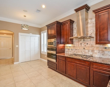 2326 Walnut Bend Lane - Photo Thumbnail 8