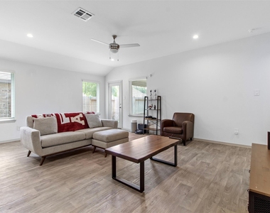 6685 Riplee Street - Photo Thumbnail 13