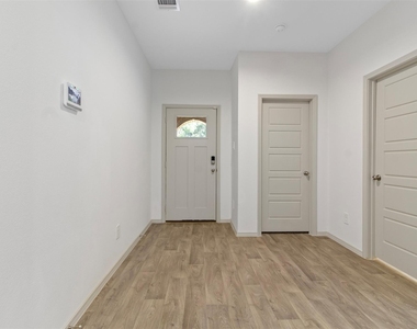 6685 Riplee Street - Photo Thumbnail 2