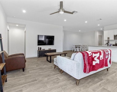 6685 Riplee Street - Photo Thumbnail 12
