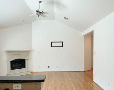 4435 Wellington Grove Lane - Photo Thumbnail 4