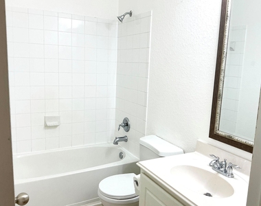 4435 Wellington Grove Lane - Photo Thumbnail 15