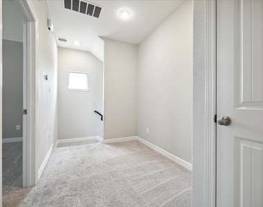 430 N Live Oak Street - Photo Thumbnail 12