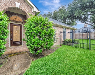 2421 Baycrest Drive - Photo Thumbnail 2