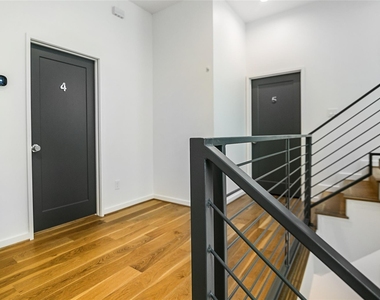 511 Memorial Heights Drive - Photo Thumbnail 24