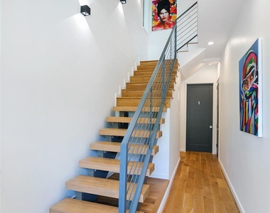 511 Memorial Heights Drive - Photo Thumbnail 3