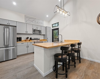 71 White Oak Street - Photo Thumbnail 6