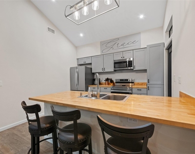 71 White Oak Street - Photo Thumbnail 7