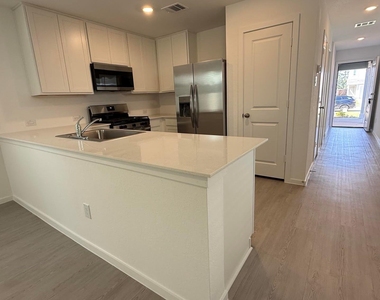 912 Pertuso Lane - Photo Thumbnail 4