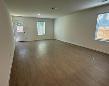 912 Pertuso Lane - Photo Thumbnail 6