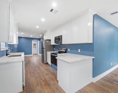 1210 Crockett Street - Photo Thumbnail 6
