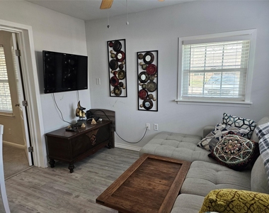 503 Lakeland Drive - Photo Thumbnail 8