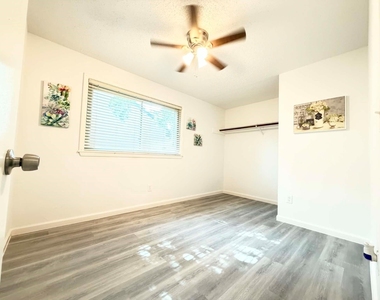 12034 Yearling Drive - Photo Thumbnail 7