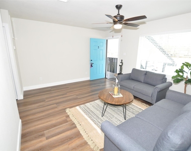 2655 Fountain View Street - Photo Thumbnail 5