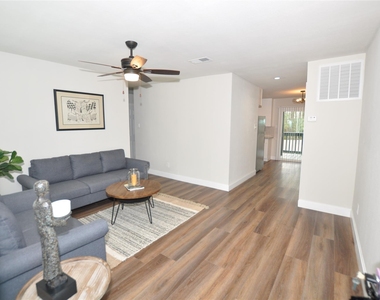 2655 Fountain View Street - Photo Thumbnail 3