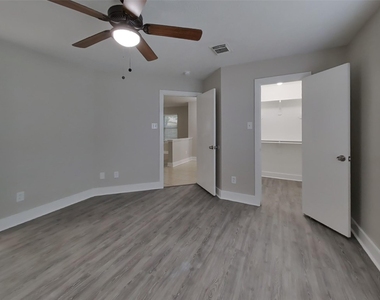 18167 Woodsdale Court - Photo Thumbnail 5