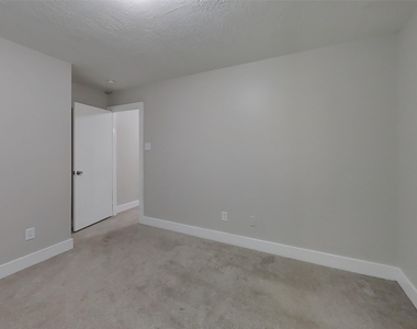 18167 Woodsdale Court - Photo Thumbnail 9