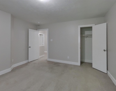 18167 Woodsdale Court - Photo Thumbnail 7