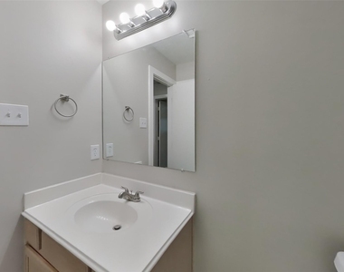 18167 Woodsdale Court - Photo Thumbnail 11