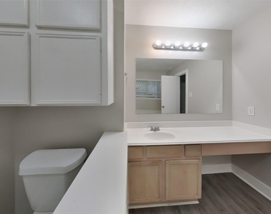 18167 Woodsdale Court - Photo Thumbnail 6