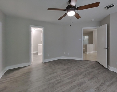18167 Woodsdale Court - Photo Thumbnail 4