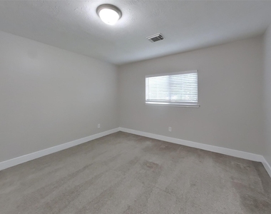 18167 Woodsdale Court - Photo Thumbnail 8