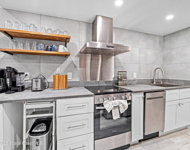 8600 Ridgewood Avenue - Photo Thumbnail 5