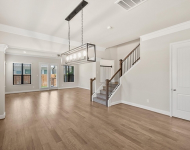 5328 Larkin Street - Photo Thumbnail 3