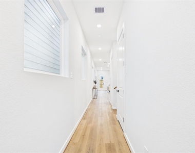 5032 Creekmont Drive - Photo Thumbnail 6