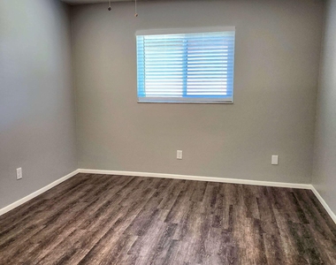 1710 University Lane - Photo Thumbnail 10