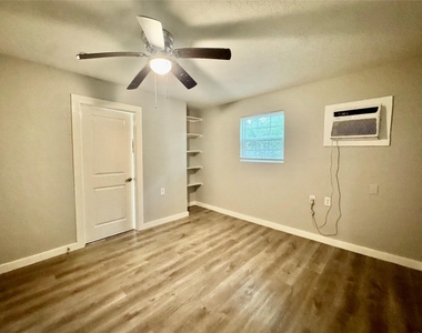 6705 Fairway Dr - Photo Thumbnail 3