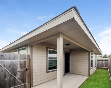 17327 Cuthbert Street - Photo Thumbnail 2
