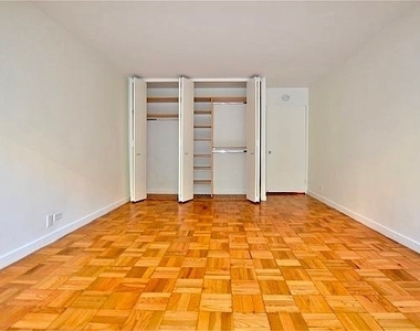 East 49 Street - Photo Thumbnail 3