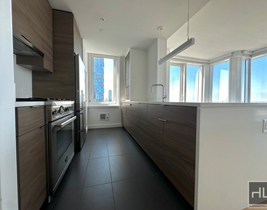 West 38th Street - Photo Thumbnail 2